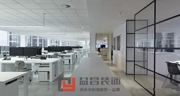 项目类型:简约式办公室装修 装修风格:偏欧式的现代简约风格 案例说明:本案例中,设计师在设计办公室的时候,采用了偏欧式的现代简约装修风格,巧妙结合客户企业文化,凸显简约明朗,稳重大方等特点。办公室装修通过空间营造,色彩搭配,家具配饰,无形无意间,就营造出一个精致简洁,大气却又极具品位的人文办公空间。